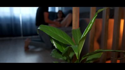 Una parella d'adolescents enamorats té sexe calent, molt de semen al cul.