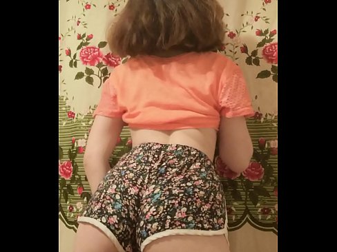❤️ Nena jove sexy despullant-se els pantalons curts davant la càmera ❤❌ Vídeo de sexe a nosaltres ☑