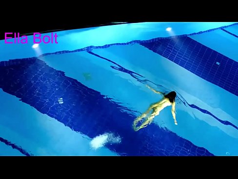 ❤️ No puc parar de mirar-la, jove rossa presa nedant nua a la piscina del complex ELLA BOLT ❤❌ Vídeo de sexe a nosaltres ☑