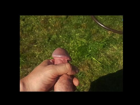 ❤️ Una guapa calenta es folla el seu cony rosa i es corre amb un esquitxat en un jardí d'estiu ❤❌ Vídeo de sexe a nosaltres ☑