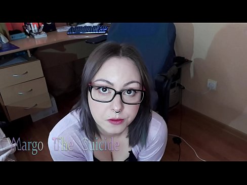 ❤️ Noia sexy amb ulleres xucla un consolador profundament davant la càmera ❤❌ Vídeo de sexe a nosaltres ☑