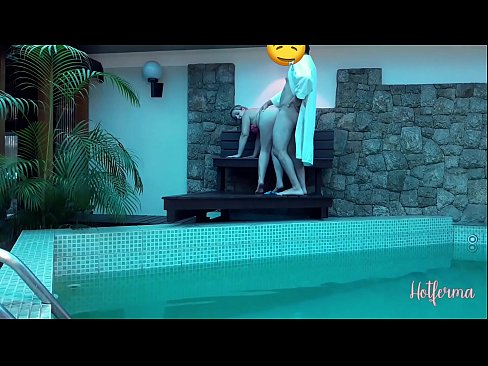 ❤️ El cap convida la criada a la piscina, però no va poder resistir-se a una calor ❤❌ Vídeo de sexe a nosaltres ☑
