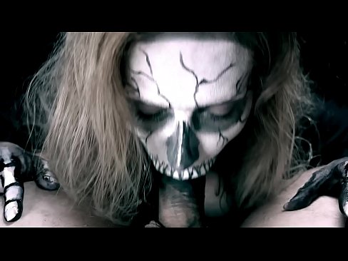 ❤️ Noia dimoni xuclant polla amb la seva boca negra i empassant semen. ❤❌ Vídeo de sexe a nosaltres ☑