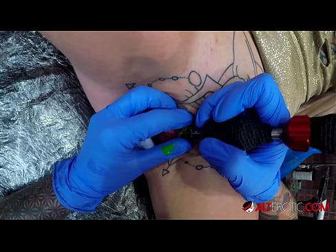 ❤️ La bomba Sully Savage, molt tatuada, es va tatuar al clítoris ❤❌ Vídeo de sexe a nosaltres ☑