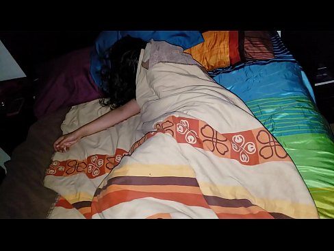 ❤️ El fillastre renya la seva jove madrastra mentre dorm. ❤❌ Vídeo de sexe a nosaltres ☑