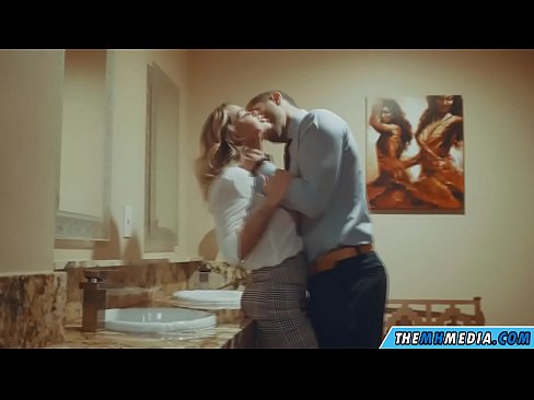 ❤️ Quan una rossa tetona et sedueix en un lavabo públic ❤❌ Vídeo de sexe a nosaltres ☑